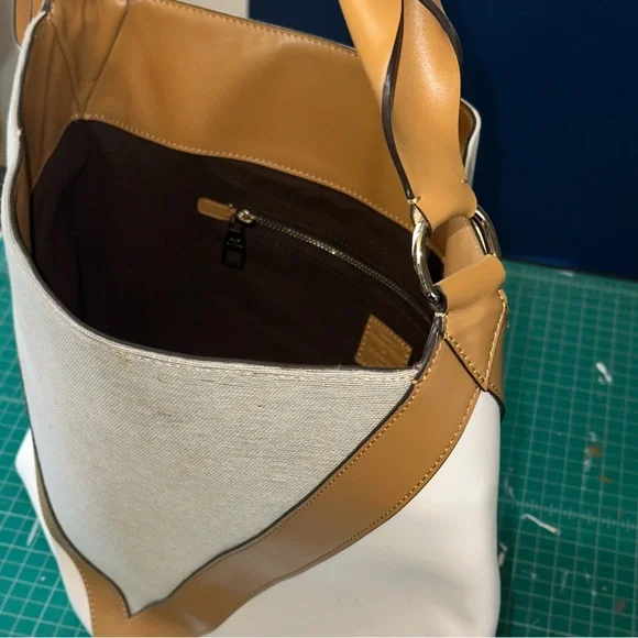 👑 Louis Vuitton White and Tan Minimalist Shoulder Bag (bucket bag) - Picture 8 of 11